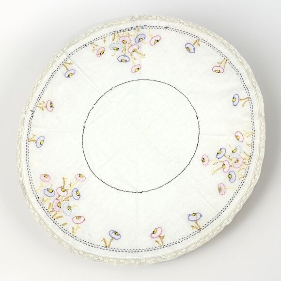 VTG Round Linen Tablecloth embroidered Flowers Cottage Core 33.5in x 31in - Picture 3 of 9